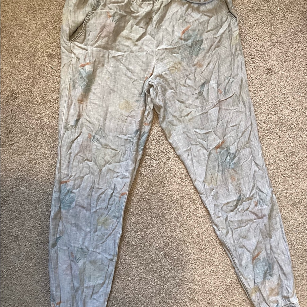 Level 99 Anthropologie Women's Army Green With a  Straw And Roses On It Size Sma